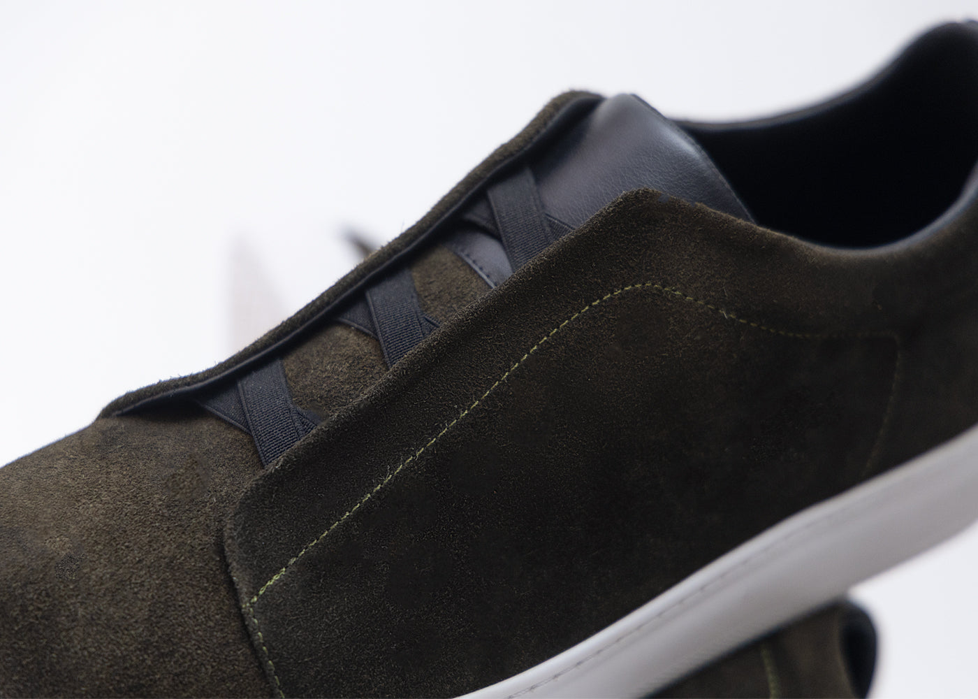 Sneakers Gamuza Verde Militar Sin Cordones